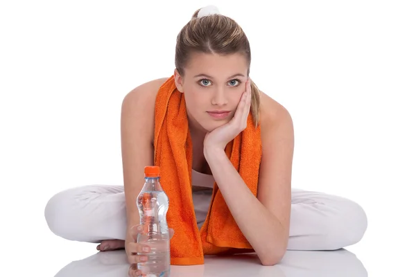 Menina fitness com toalha de laranja — Fotografia de Stock