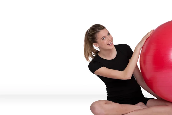 Fitness Beyaz Arka Plan Üzerinde Egzersiz Topu Olan Mutlu Kadın — Stok fotoğraf