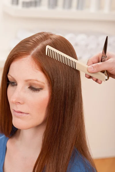 Професійний перукар, вирізаний ножицями в салоні — стокове фото