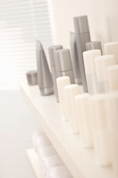 Botellas de cosméticos para el cuidado del cabello y cuerpo —  Fotos de Stock