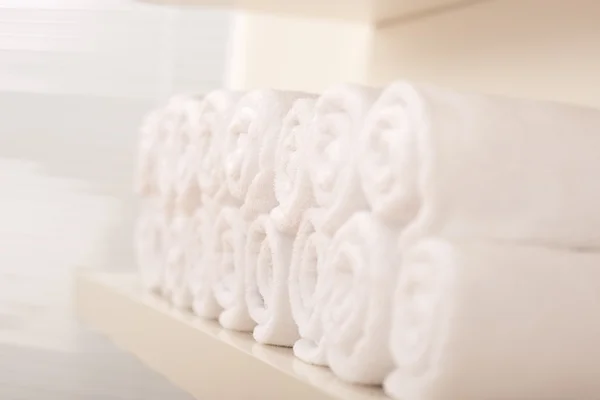 Linha de toalhas de banho brancas enroladas — Fotografia de Stock
