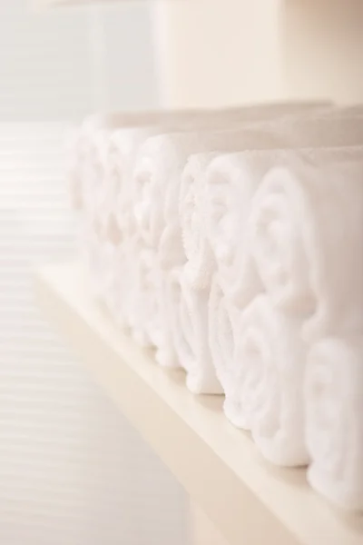 Reihe von zusammengerollten weißen Badetüchern — Stockfoto