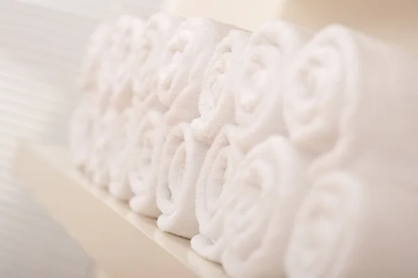Línea de toallas de baño blancas enrolladas — Foto de Stock
