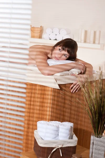 Spa - jonge vrouwelijke cliënt bij wellness massage — Stockfoto