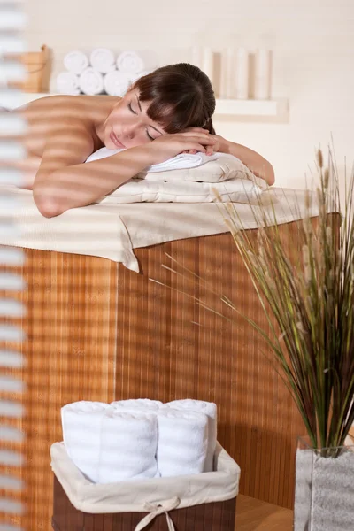 Spa Junge Kundin Bei Wellness Therapie Massage — Stockfoto