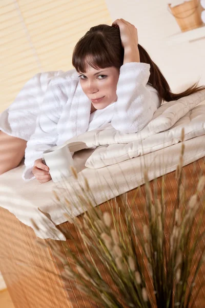 Spa Giovane Donna Terapia Benessere Rilassante Dopo Massaggio — Foto Stock