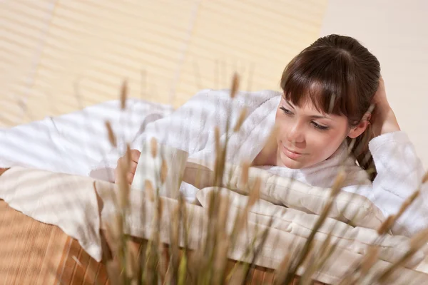 Spa Junge Frau Bei Wellness Therapie Entspannt Nach Massage — Stockfoto