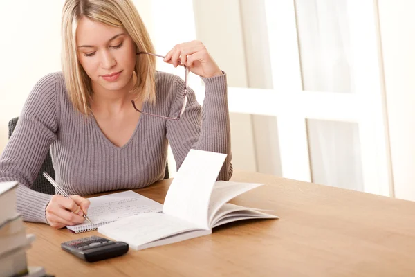 Blonde Studentin Schreibt Hausaufgaben Mit Taschenrechner — Stockfoto