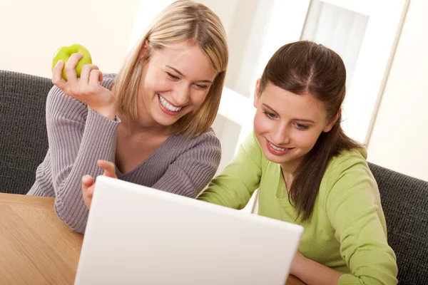 两个微笑少女学生用的笔记本电脑很开心 — 图库照片