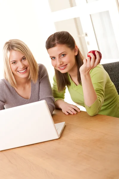 学生系列-两个微笑女孩看着笔记本电脑 — 图库照片