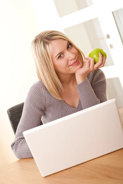 Genç Sarışın Bir Kadın Ile Laptop Molası — Stok fotoğraf