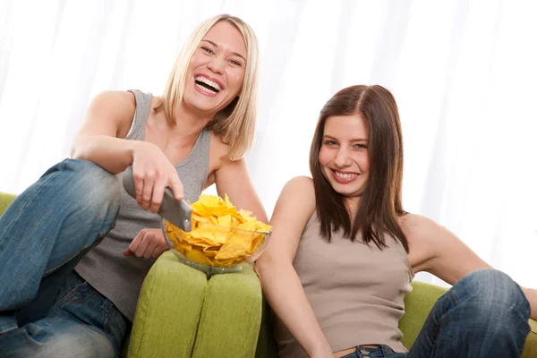 Serie de estudiantes - Dos mujeres jóvenes viendo la televisión — Foto de Stock