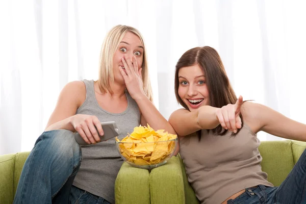 Studenten serie - twee tiener meisje televisie kijken — Stockfoto