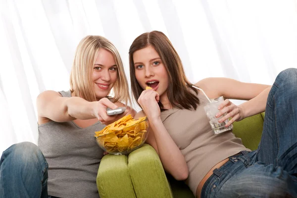 Studentenserie - zwei Teenager-Mädchen vor dem Fernseher — Stockfoto