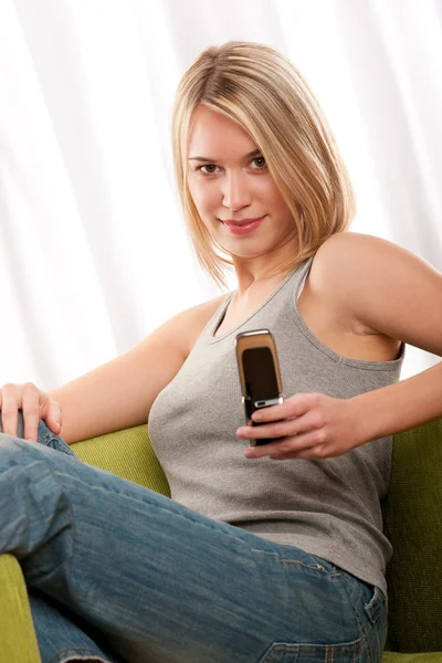 Blond Tonårstjej Med Mobiltelefon — Stockfoto