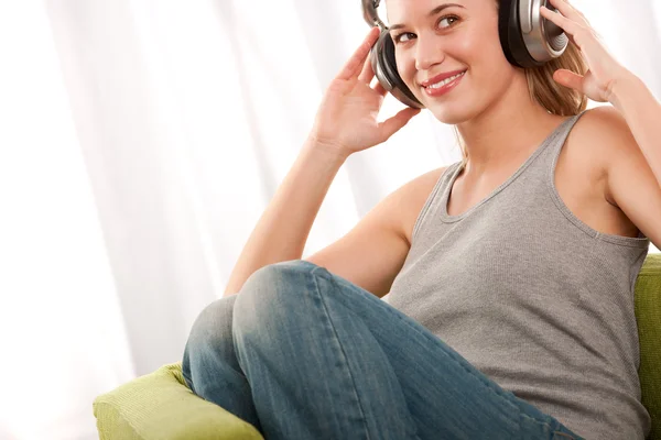 Uczeń serii - blond nastolatka słuchanie muzyki — Zdjęcie stockowe