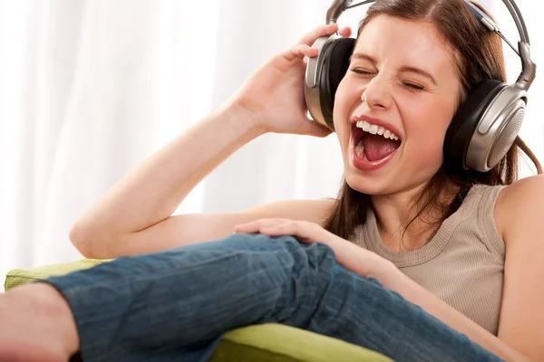 Jonge Tienermeisje Luisteren Naar Muziek — Stockfoto