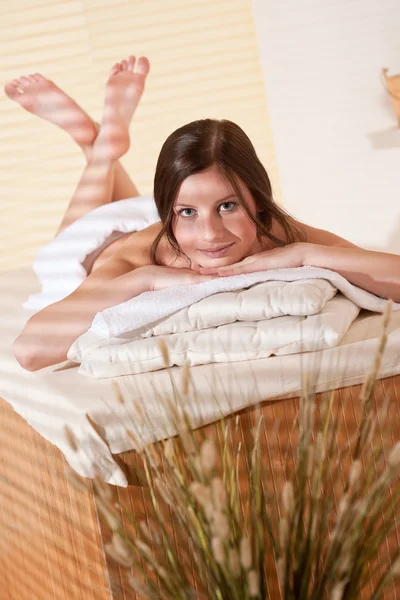 Spa Ung Kvinna Wellness Terapi Väntar Massage — Stockfoto
