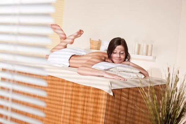 Spa - jonge vrouw op wellness massagebehandeling — Stockfoto