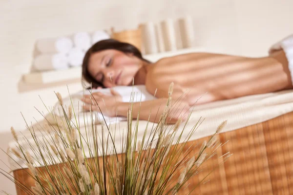 Spa - jonge vrouw op wellness massagebehandeling — Stockfoto