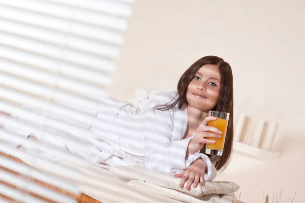 Spa Giovane Donna Trattamento Benessere Rilassante Con Bicchiere Succo Arancia — Foto Stock