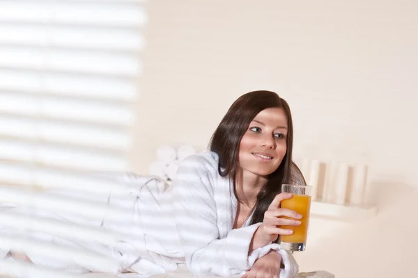 Spa Ung Kvinna Efter Wellness Terapi Massage Drink Apelsin Juice — Stockfoto
