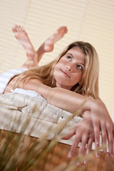 Spa - mladá žena na wellness masáž — Stock fotografie