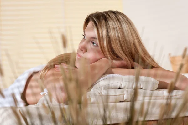 Spa Behandeling Therapie Van Massage Van Jonge Vrouw Wellness — Stockfoto
