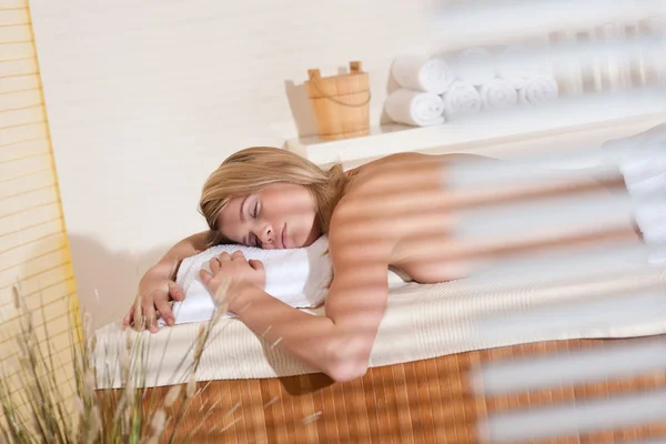 Spa Giovane Donna Alla Terapia Massaggio Benessere — Foto Stock