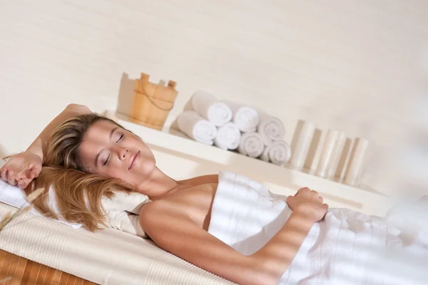 Spa Junge Frau Bei Wellness Massage Therapie — Stockfoto