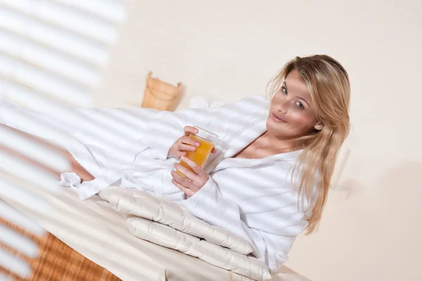 Spa - ung kvinna på wellness massage avslappnande — Stockfoto