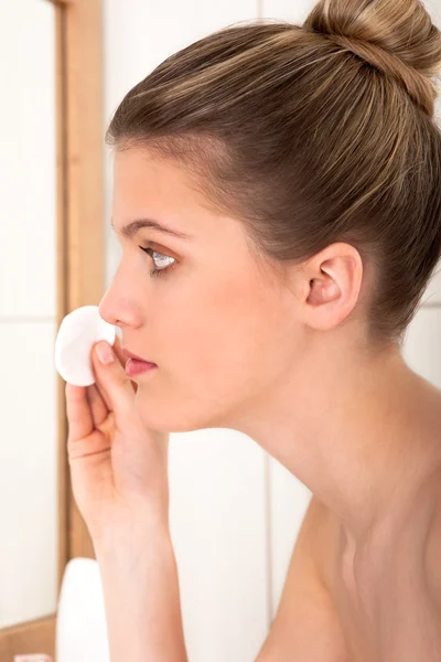Jovem Mulher Limpando Seu Rosto Banheiro — Fotografia de Stock