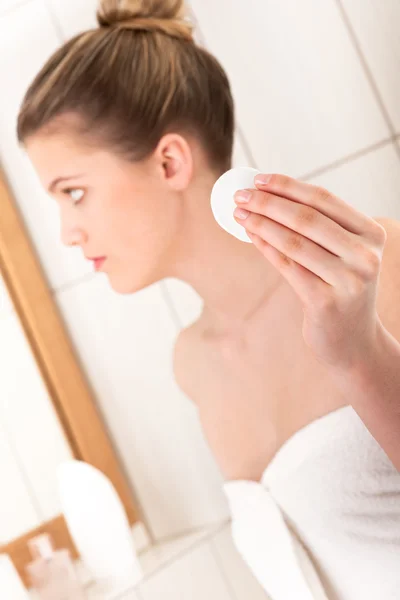 若い女性が彼女の顔の洗浄 手で綿のパッドに焦点を当てる — ストック写真
