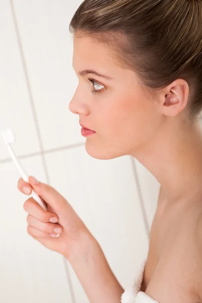 Serie de cuidado corporal - Mujer rubia con cepillo de dientes blanco —  Fotos de Stock