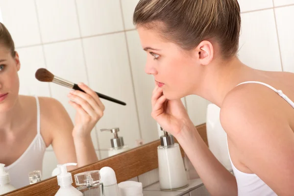 Νεαρή Γυναίκα Που Κάνει Μακιγιάζ Στο Μπάνιο — Φωτογραφία Αρχείου