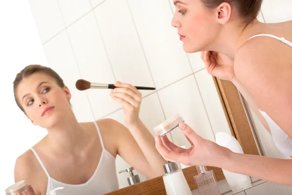Cuidado del cuerpo mujer - Aplicación de polvo delante del espejo —  Fotos de Stock
