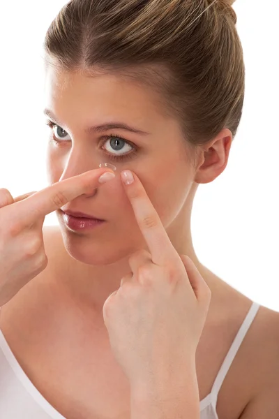 Cuidados com o corpo - jovem mulher aplicando lente de contato — Fotografia de Stock