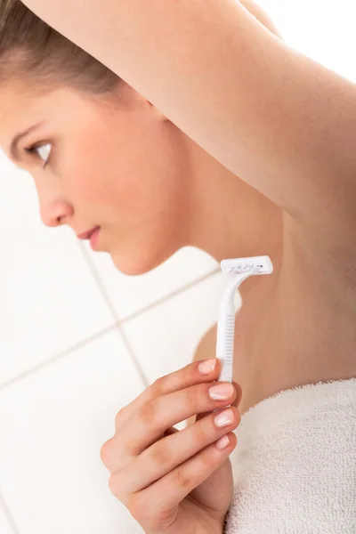 Junge Frau Rasiert Ihre Achseln Badezimmer Fokus Auf Rasiermesser — Stockfoto