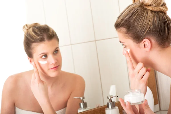 身体护理系列 应用保湿剂在浴室的女人 — 图库照片