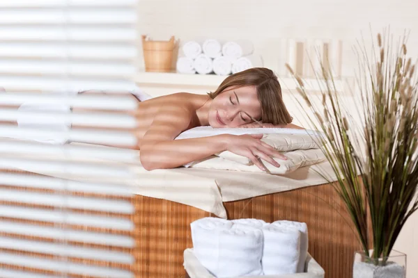 Spa - jonge vrouw ontspannen in massagebehandeling — Stockfoto