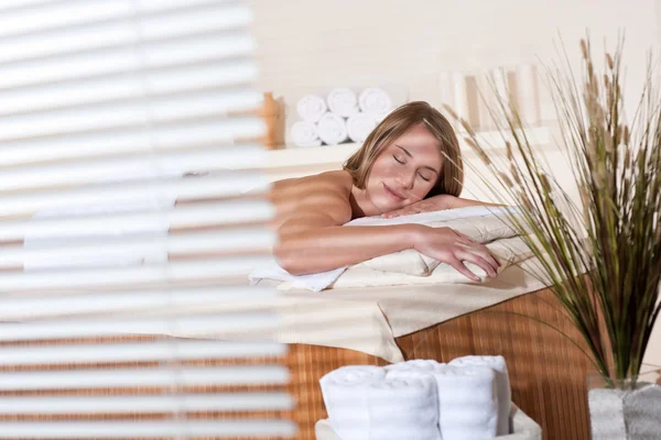 Spa Mulher Jovem Relaxar Terapia Tratamento Massagem Bem Estar — Fotografia de Stock