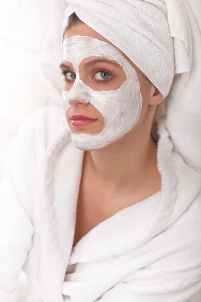 Body care series Wanita muda dengan masker wajah — Stok Foto