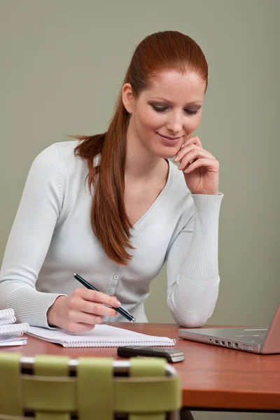 Junge Attraktive Geschäftsfrau Arbeitet Büro Mit Laptop — Stockfoto