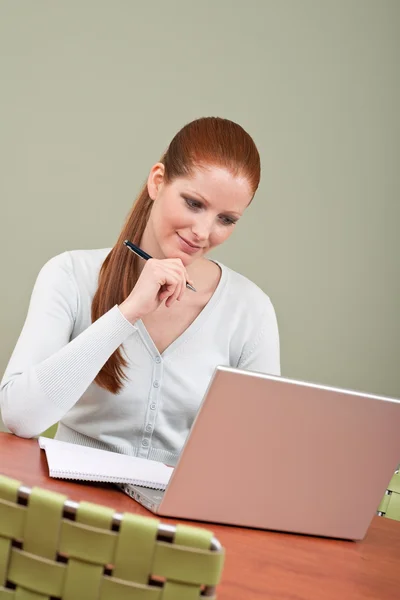 Junge Geschäftsfrau Arbeitet Büro Mit Laptop — Stockfoto