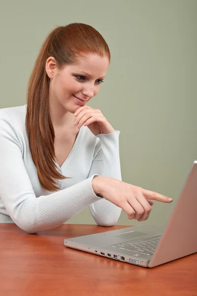 有吸引力的年轻商业女人在办公室用的笔记本电脑工作 — 图库照片