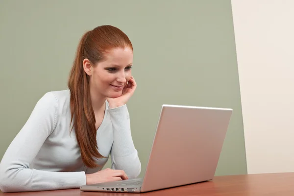 在办公室用电脑工作的年轻商业女人 — 图库照片