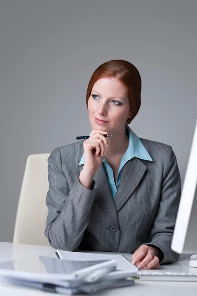 Mulher de negócios bem sucedida no escritório pensando — Fotografia de Stock
