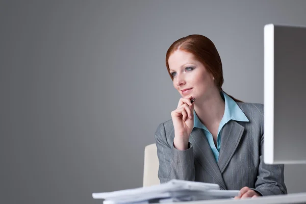 成功的商业女人在办公室坐在电脑前的思考 — 图库照片