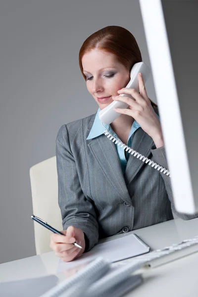 Framgångsrik affärskvinna på telefonen — Stockfoto