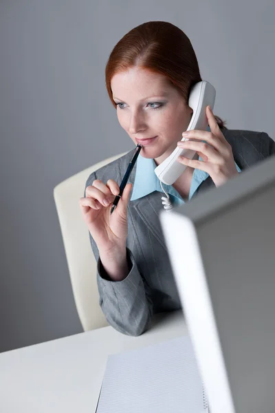 Mulher Negócios Bem Sucedida Telefone Chamando Escritório — Fotografia de Stock